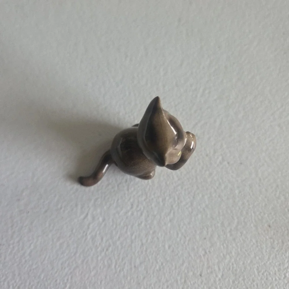 Hagen Renaker Thumb Sucking Cat Miniature Figure Style A-367